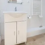 2 Bedroom Stunning In Lägenhet