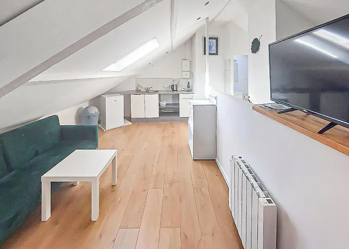 Apartment 2 Bedroom Stunning In *